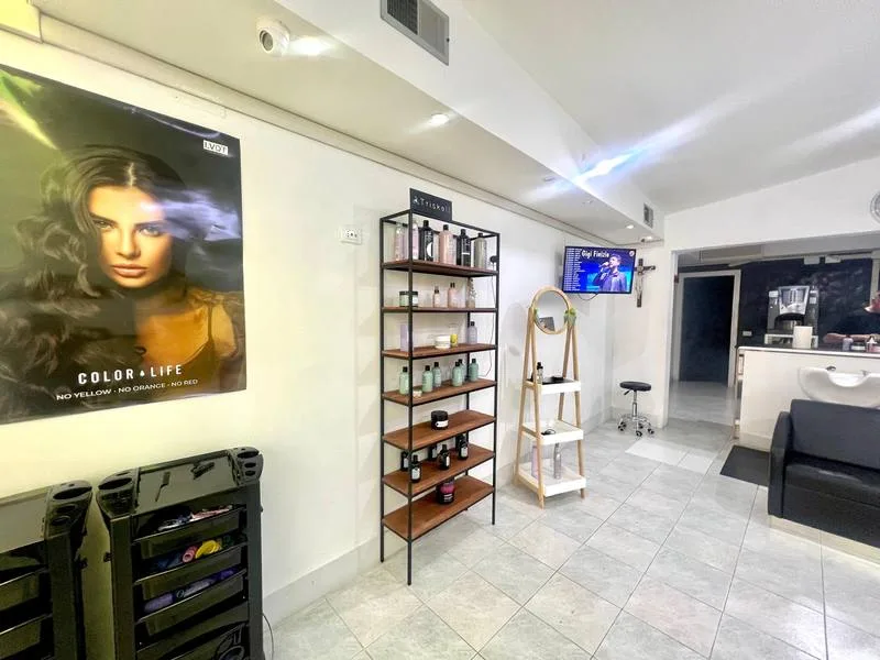 Lo scaffale prodotti del salone