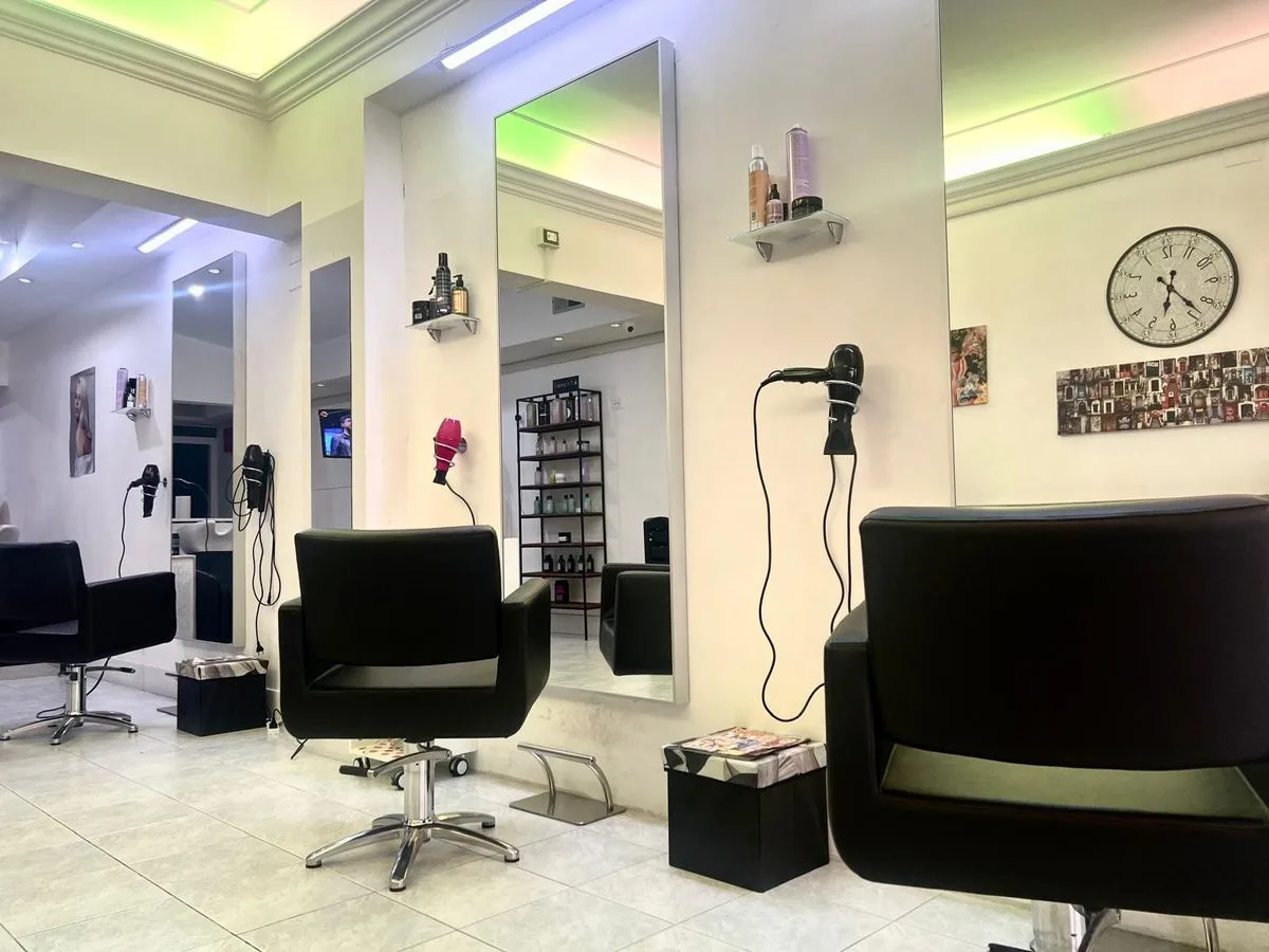 Gli specchi e le postazioni del salone