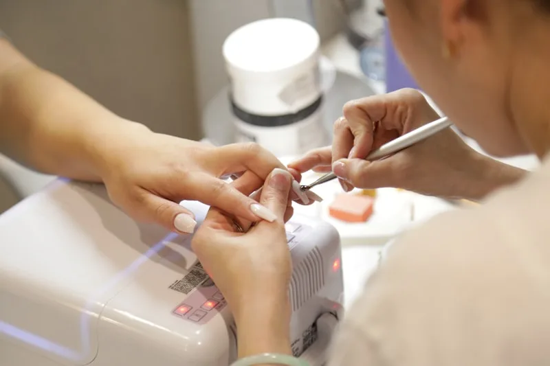 Manicure nel reparto estetica